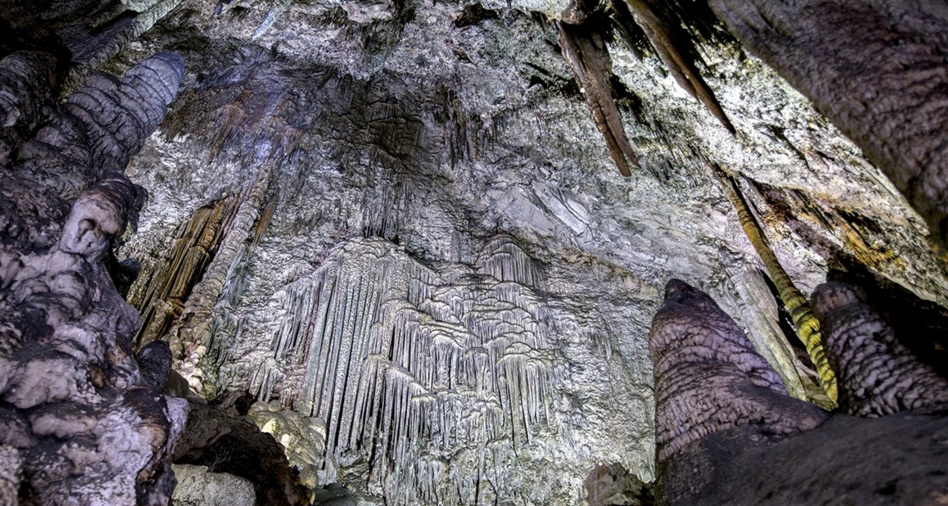 Felsen in der Höhle