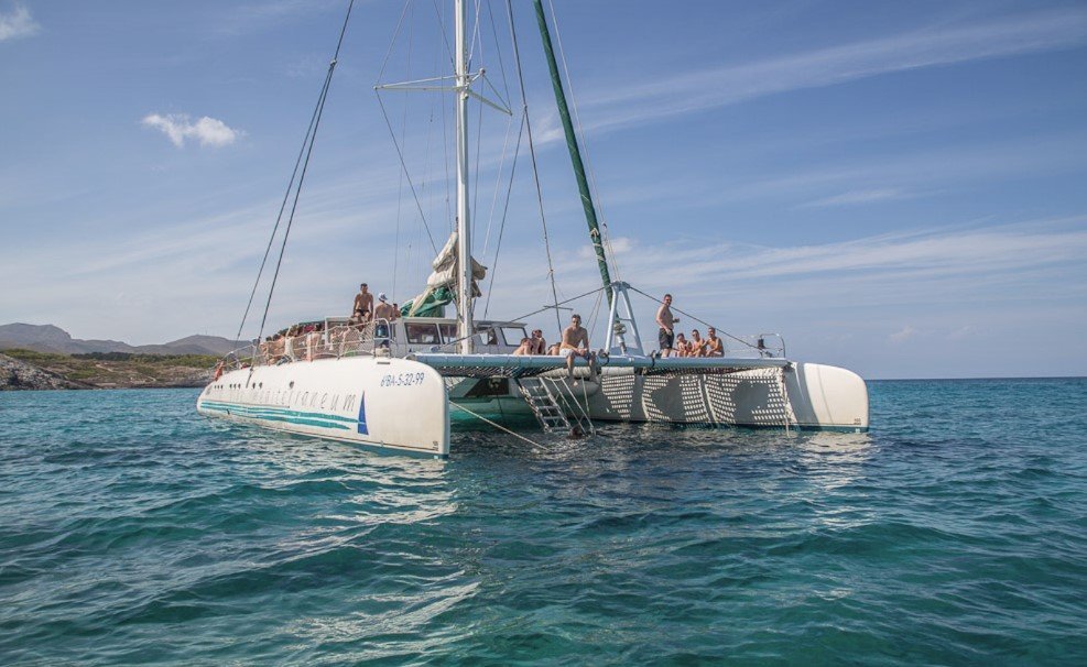 Katamaran von hinten