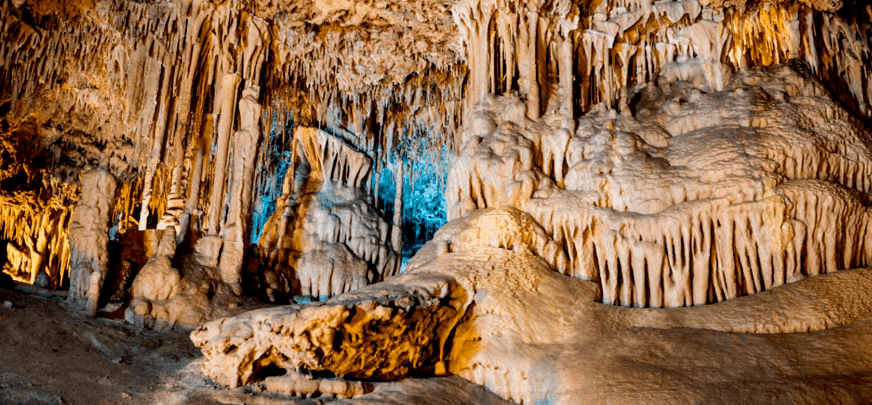 Stalagtiten in der Höhle