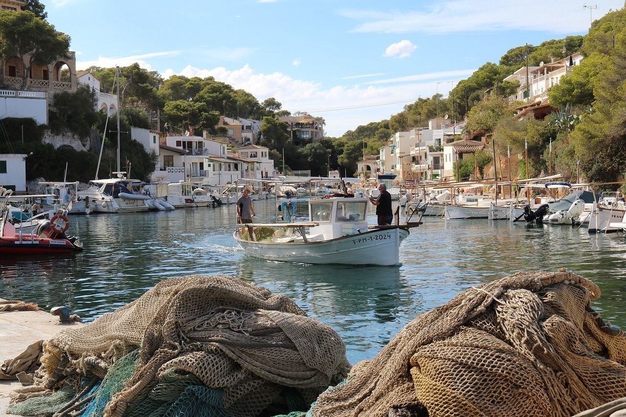 Ansicht an Hafen in Cala Figuera