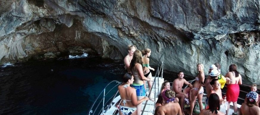 Meereshöhle während der Bootsfahrt