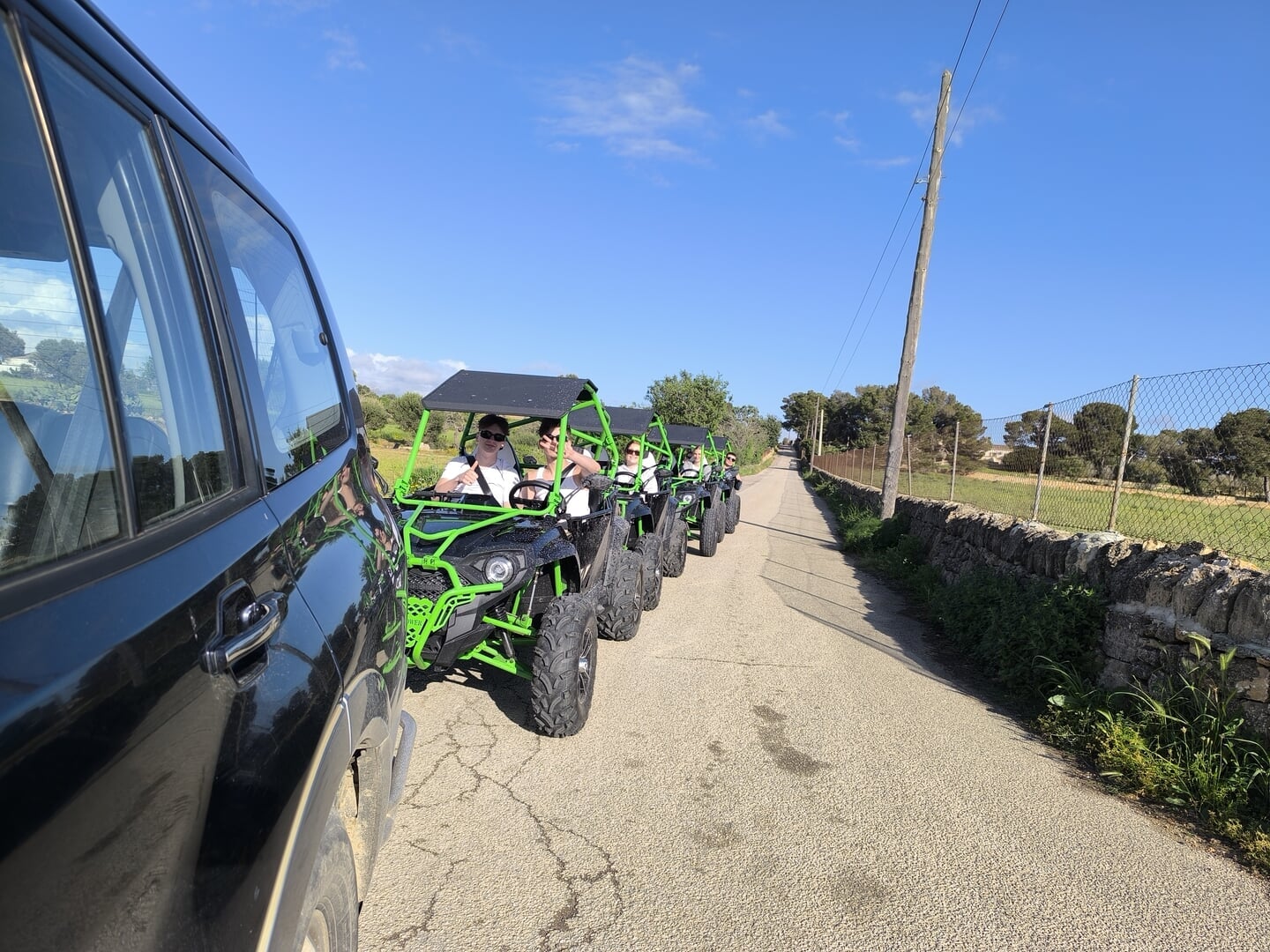 zwei Männer in den Buggys