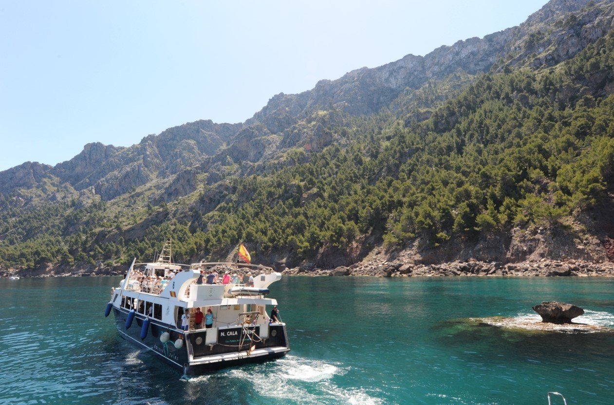 cala tuent mit dem Boot