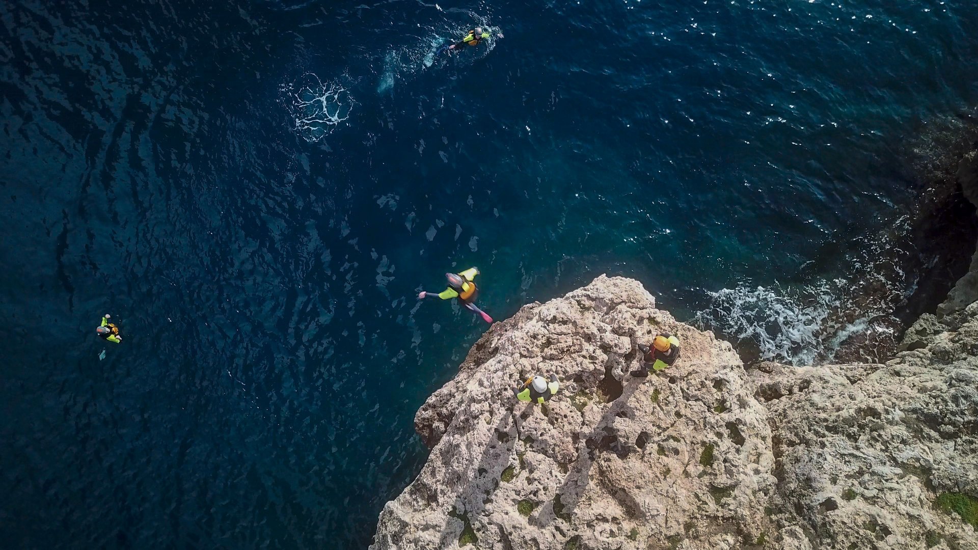 Klippenspringen bei dem Ausflug