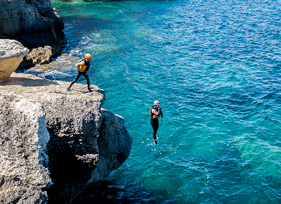 von der Klippe ins Meer springen