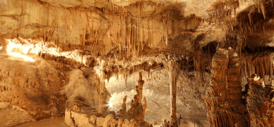 Bild im inneren der Höhlen