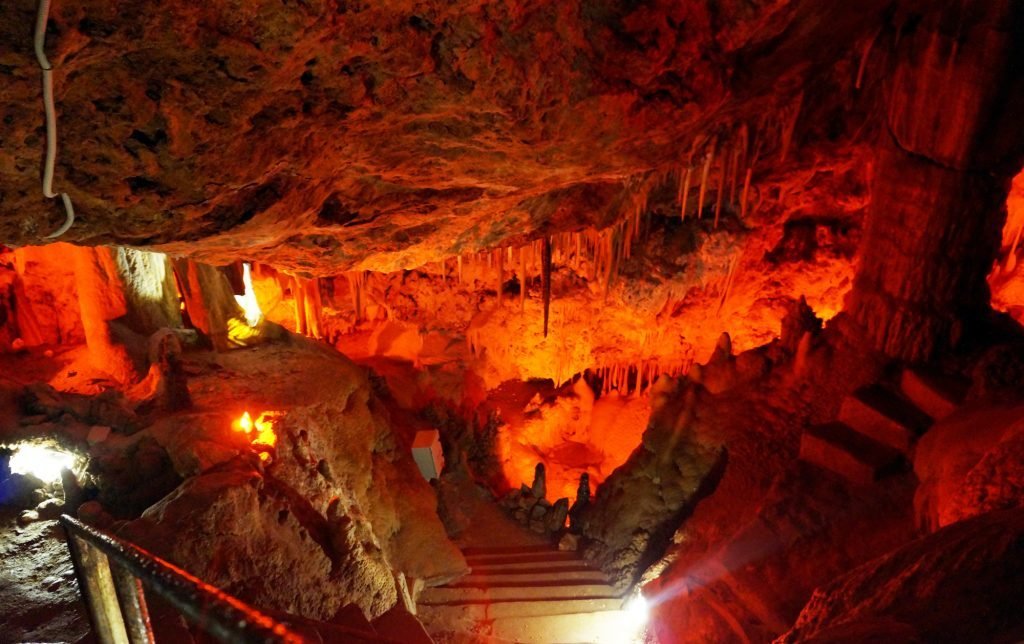 Stalagtiten und Stalagmiten