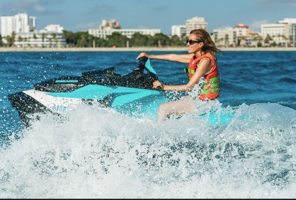 Frau auf dem jet Ski
