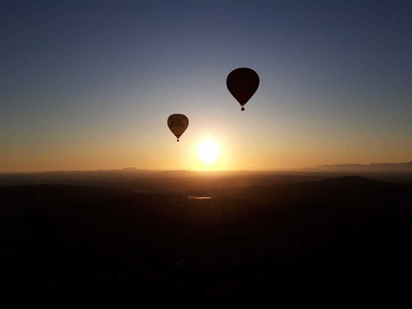 Heißluftballonfahrt bei Sonnenuntergang