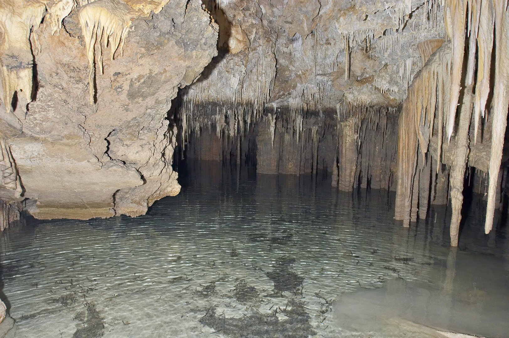 Felsformationen in den Piratenhöhle Mallorca