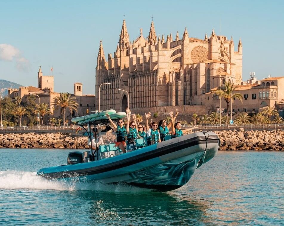 Leute auf dem Speedboot