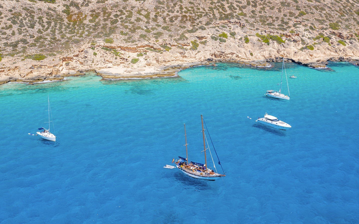 Segelboot in der Bucht