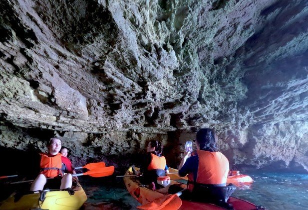 dentro de una cueva marina