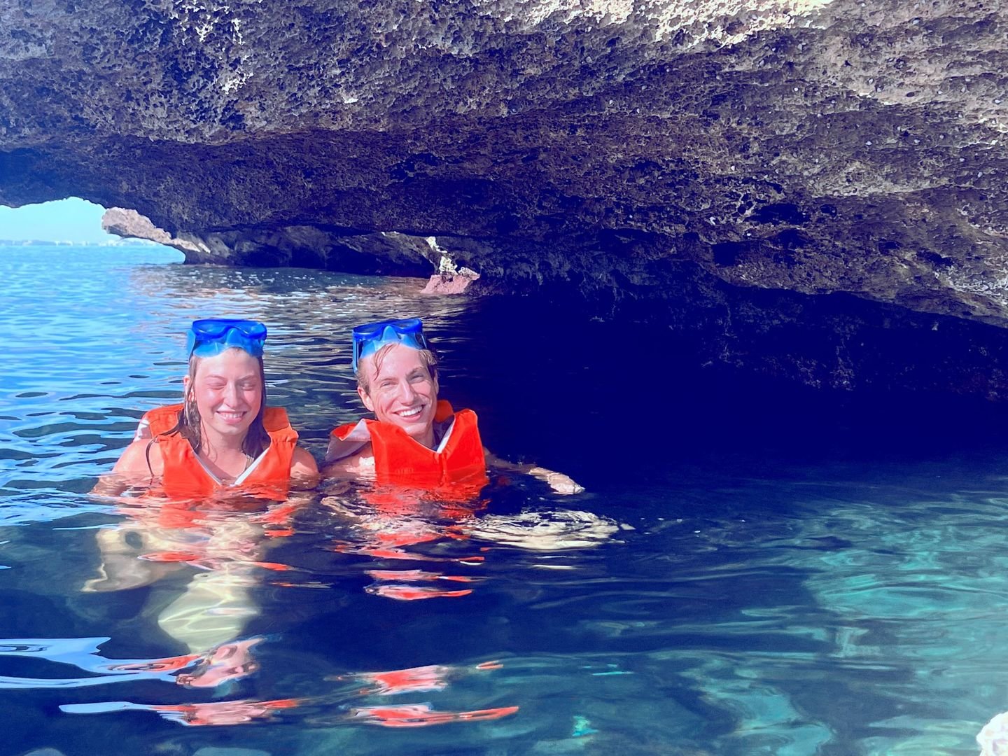 nadando cerca de una cueva marina