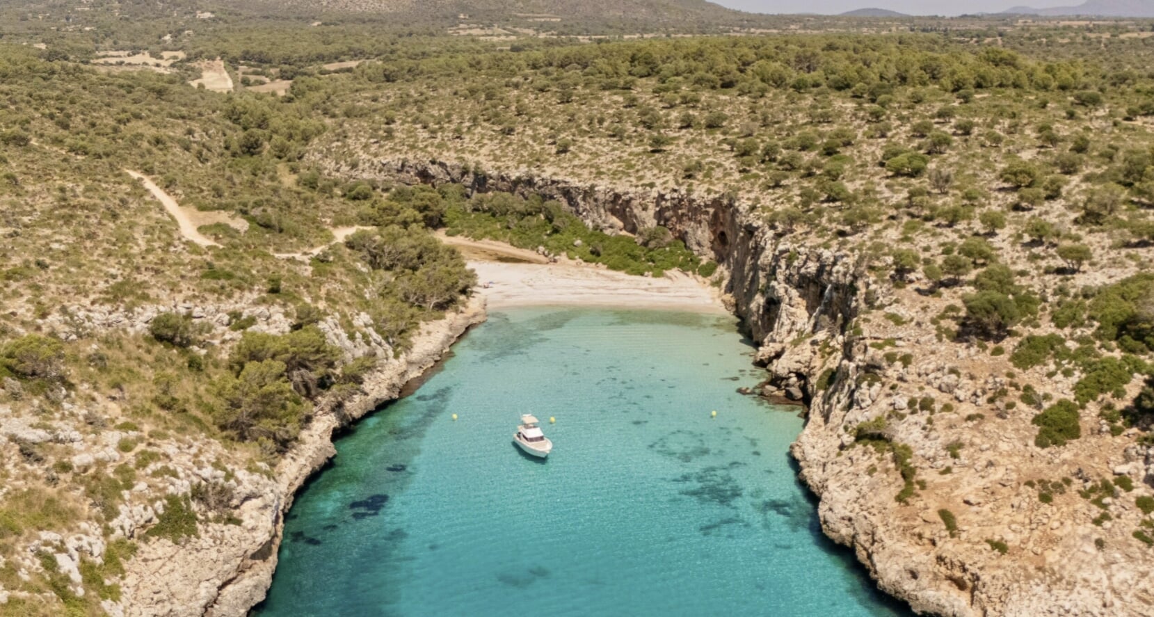 Barco en una cala