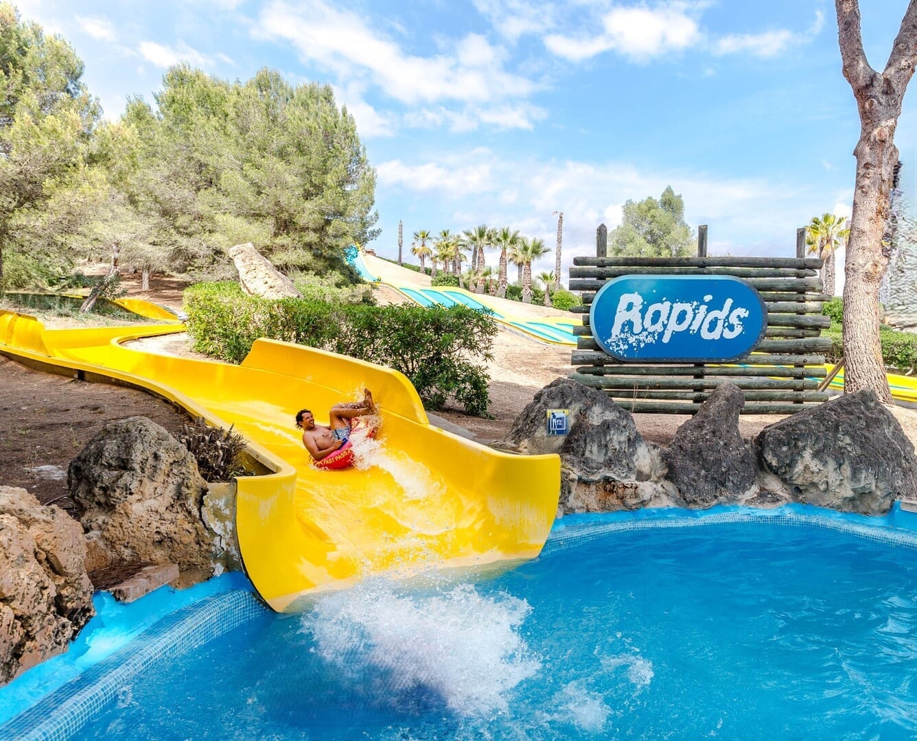 Muchas piscinas para niños pequeños y grandes