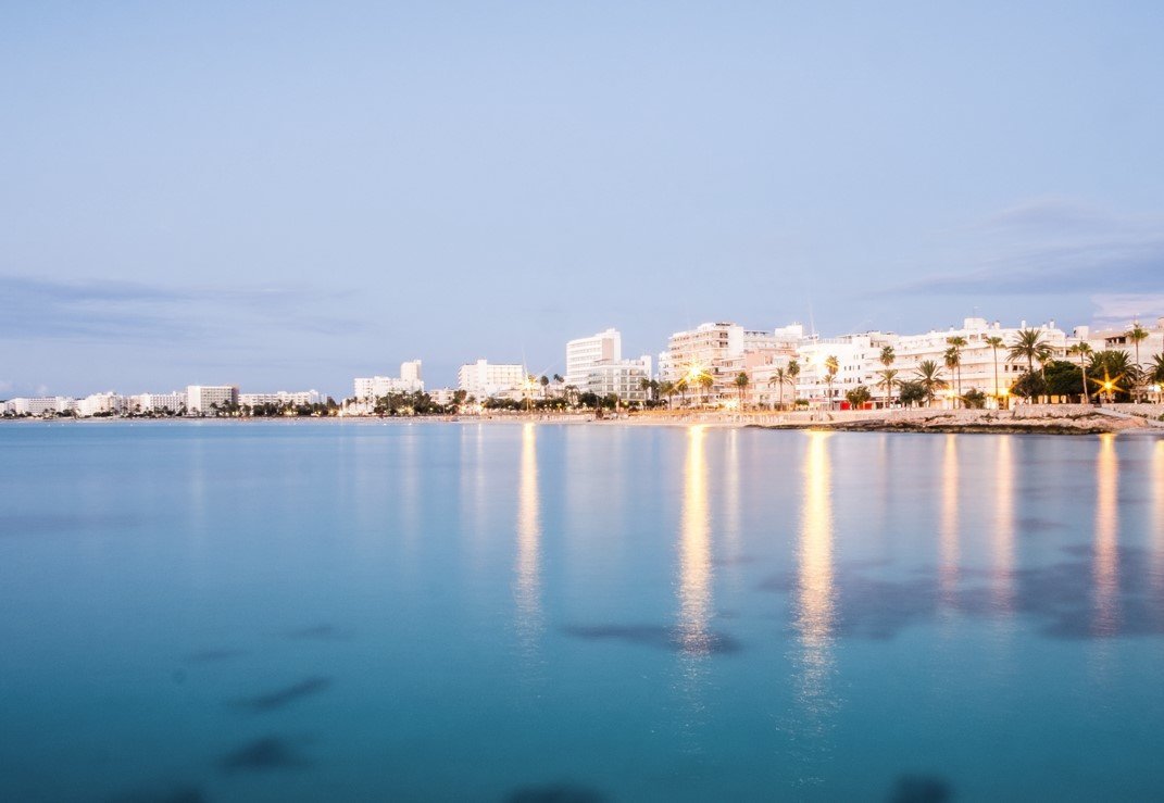 vista nocturna de la costa