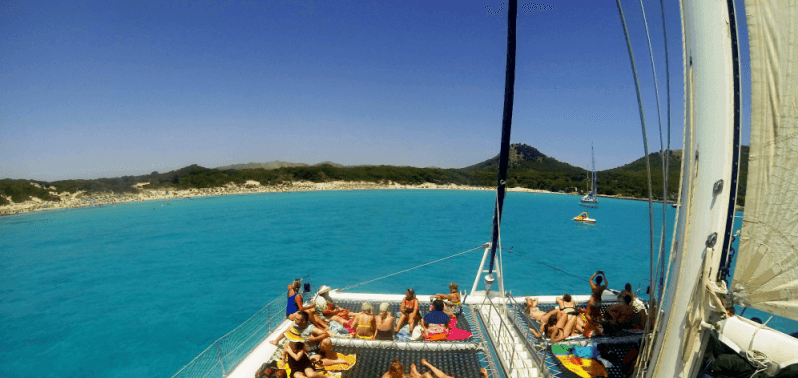 vista del catamaran y playa de cala agulla