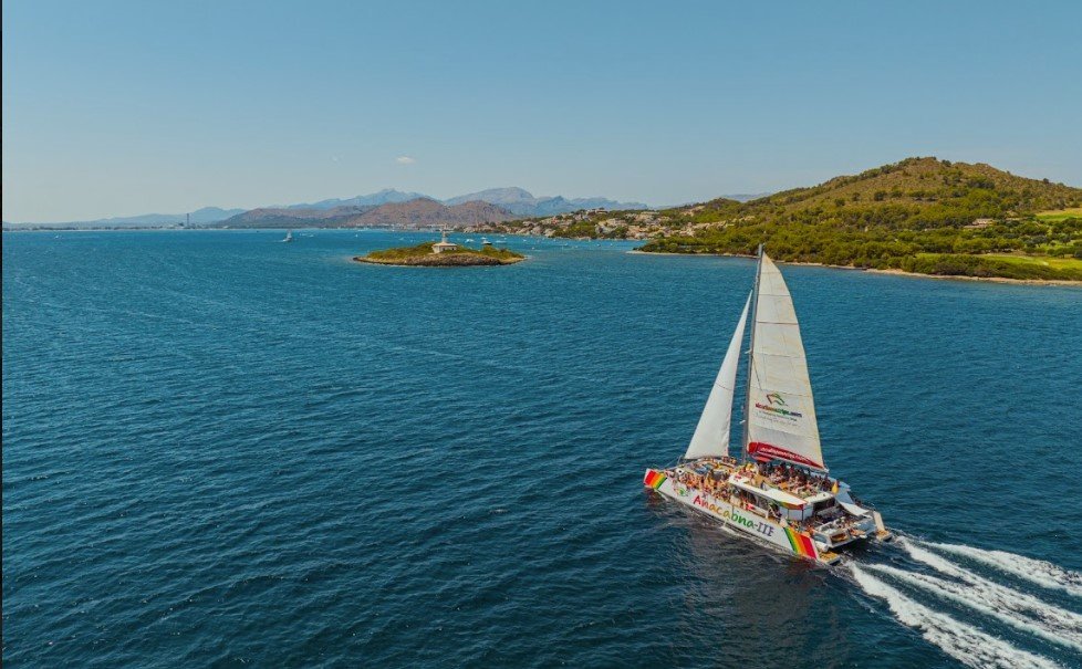 catamaran al atardecer en cala engolsalba