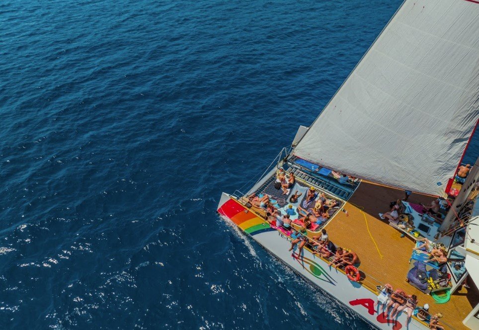 catamaran al atardecer