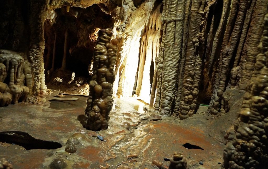 cueva iluminada