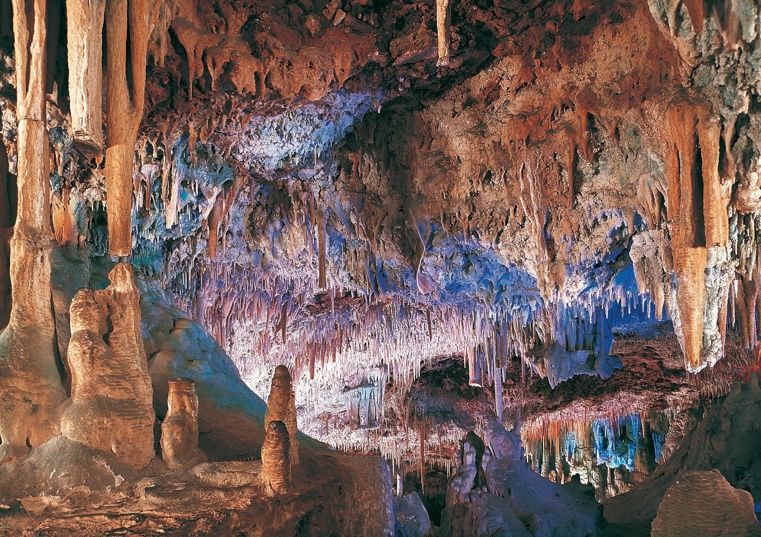 Vista interior de las Cuevas dels Hams