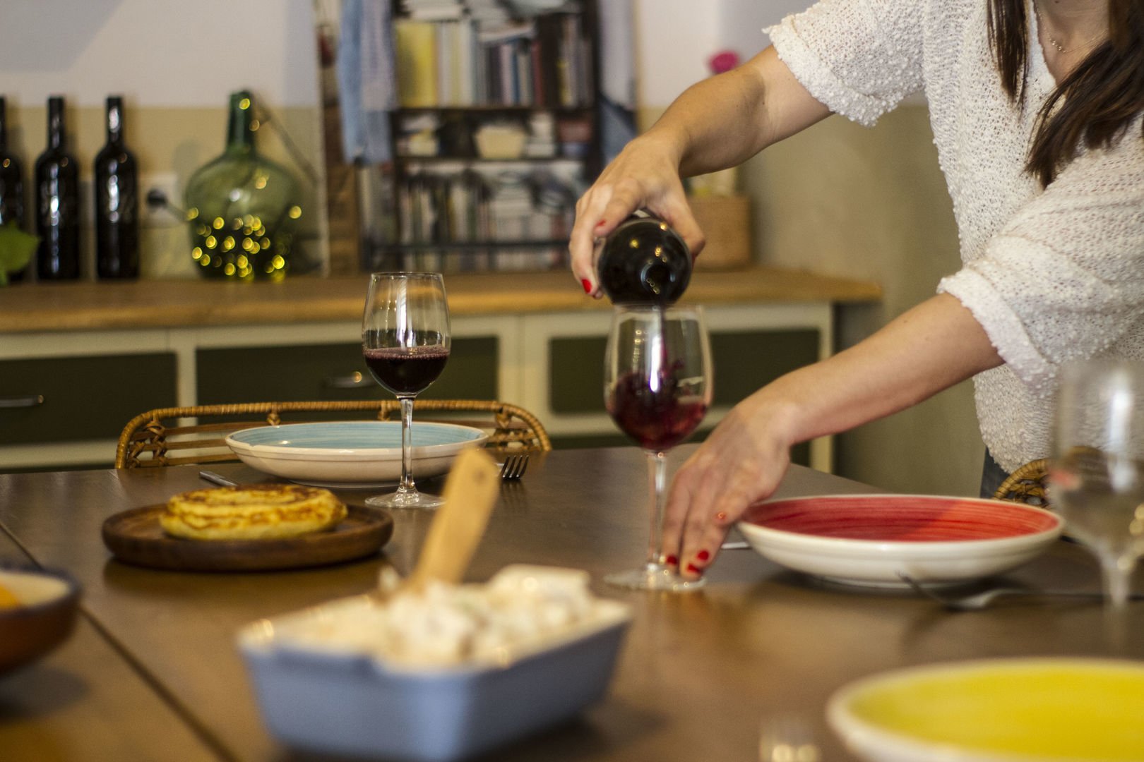un vaso de vino con la cena