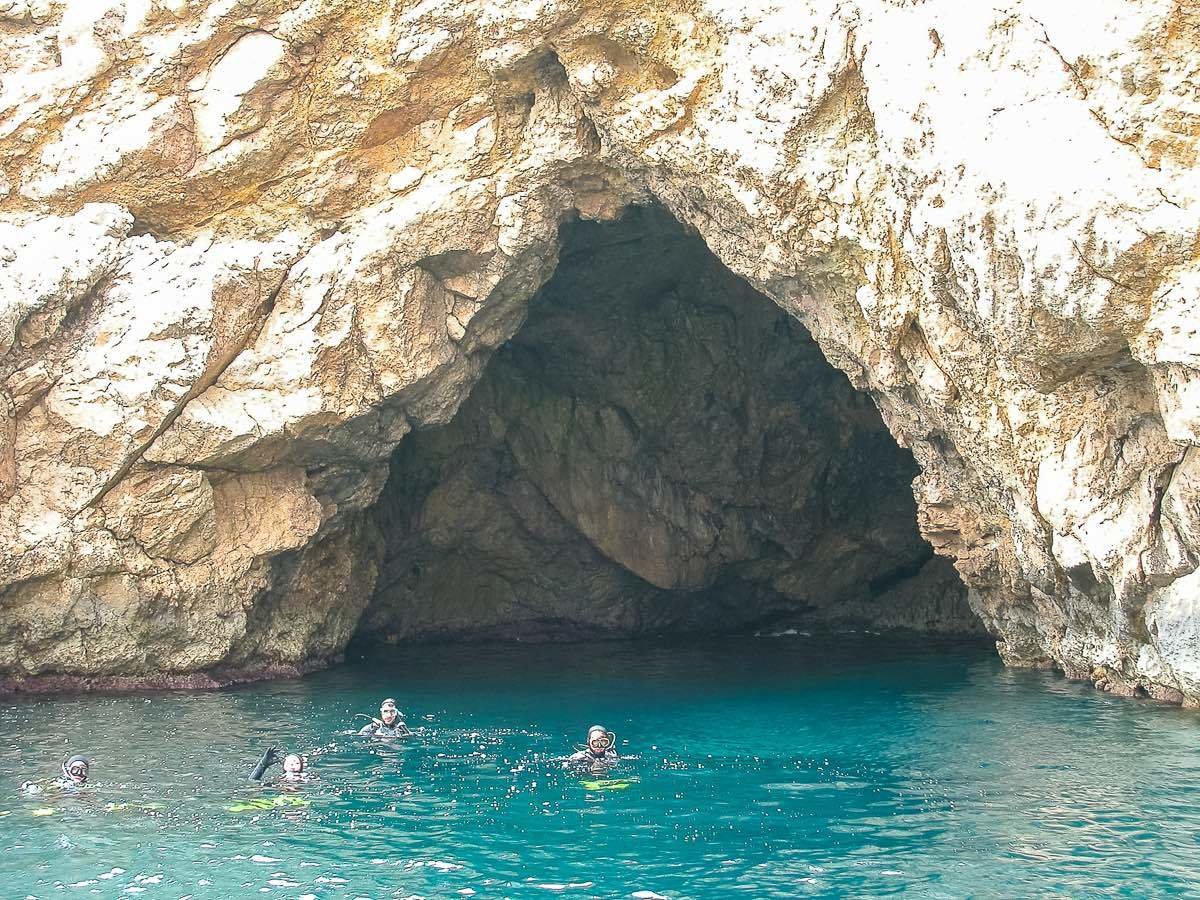 esnorquel en una cueva marina de islas malgrats