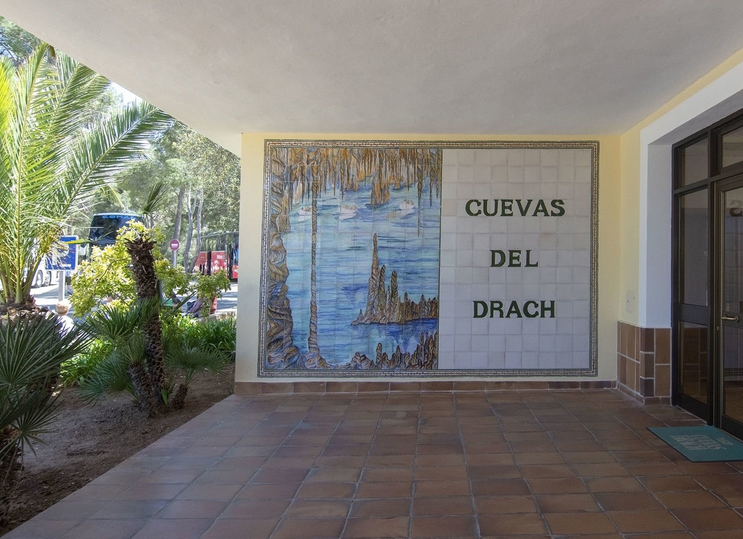 Entrada a las cuevas