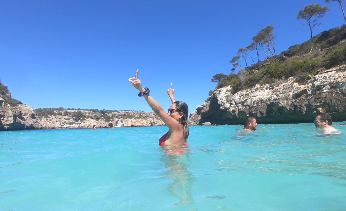 mujer en el agua en la cala