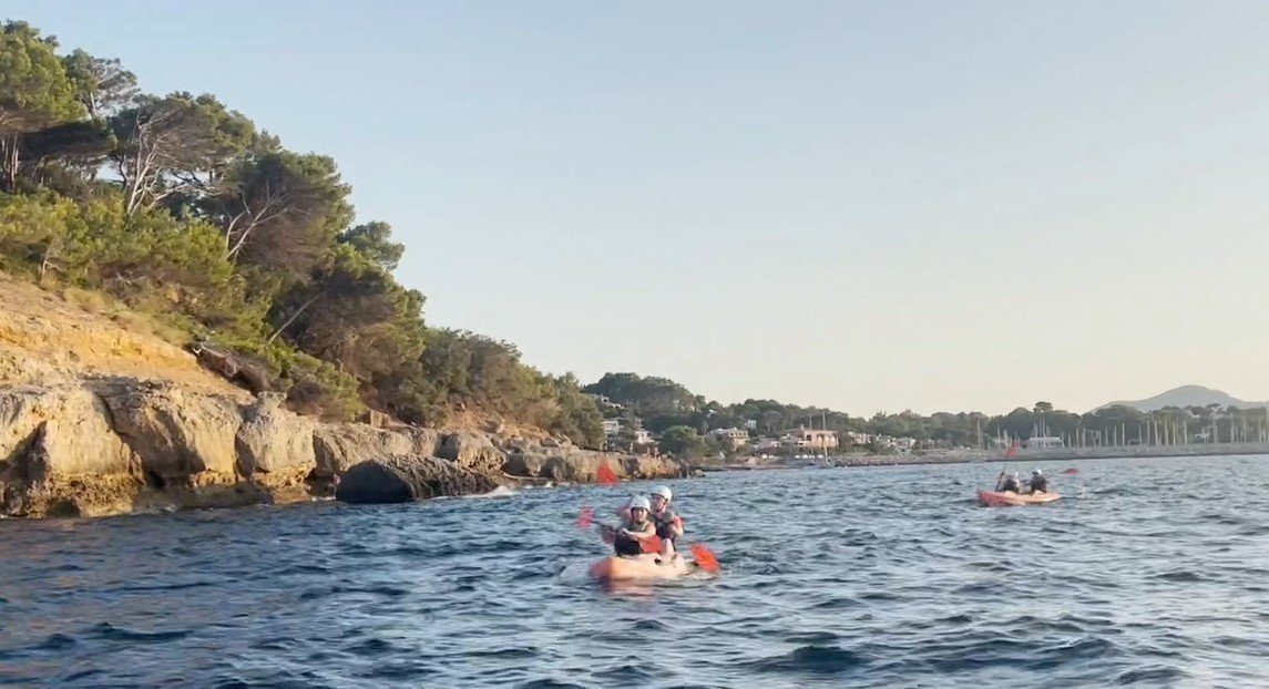 a lo largo de la costa con kayaks