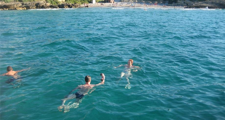parada para nadar en el viaje en barco en la bahia de pollensa