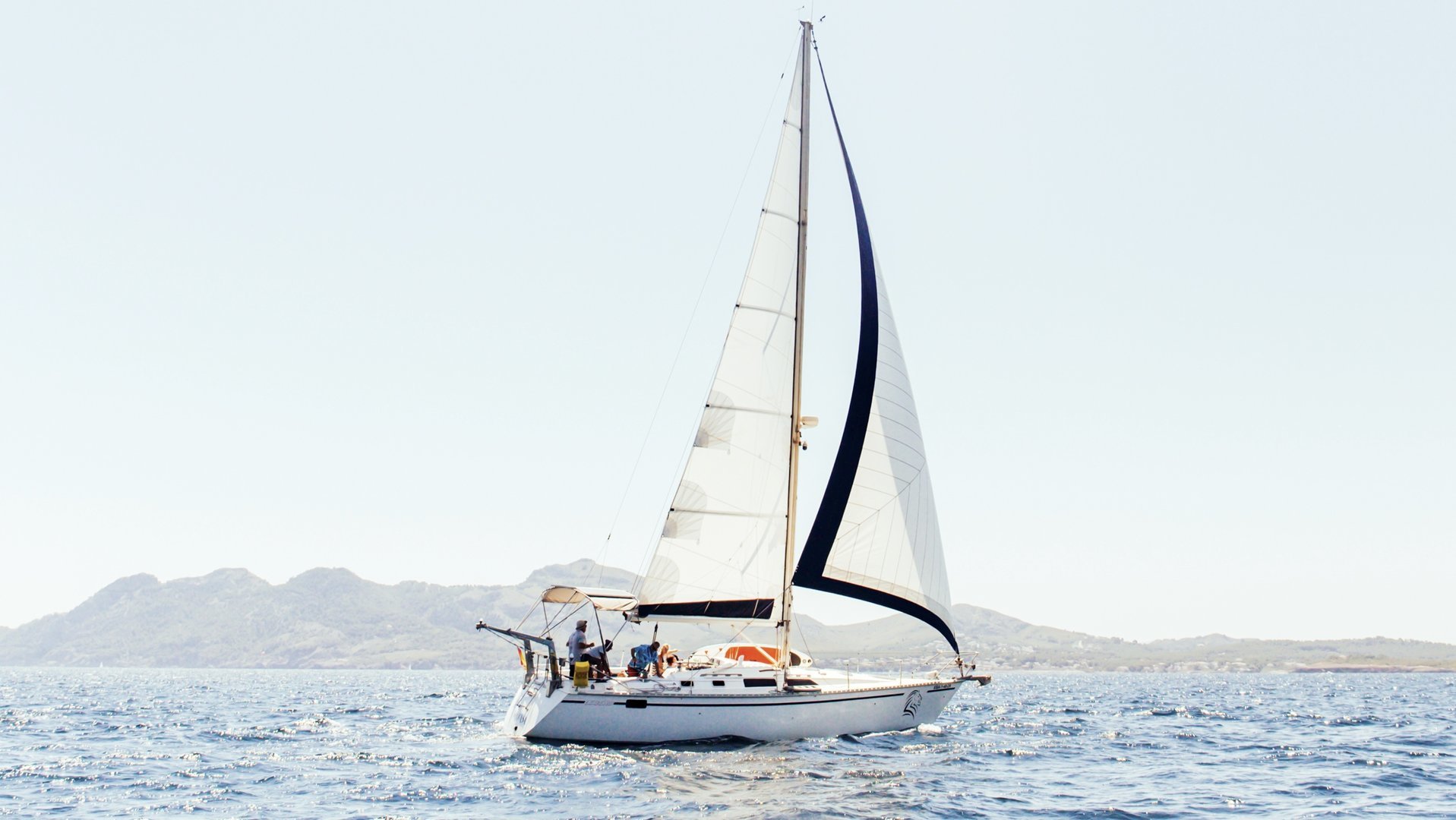 velero para la puesta de sol