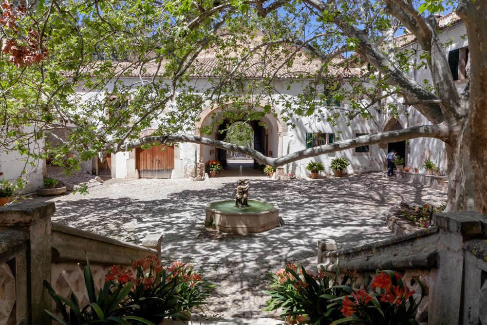 fotos de los jardines de alfabia en mallorca