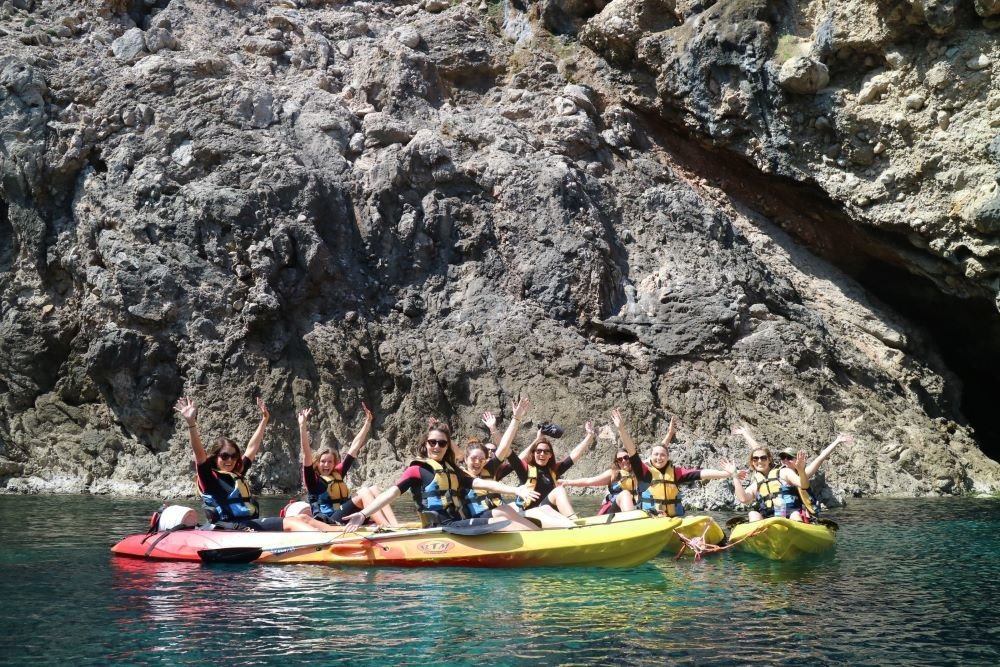 excursionistas en kayak