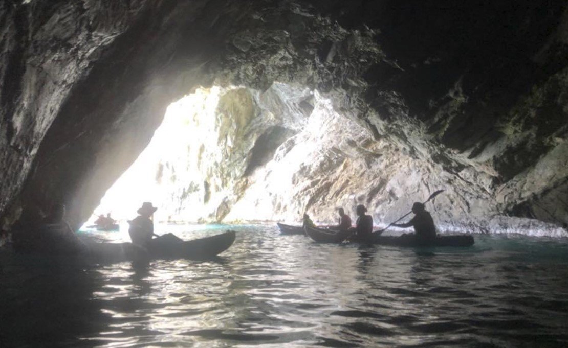 en una cueva del mar con el kayak