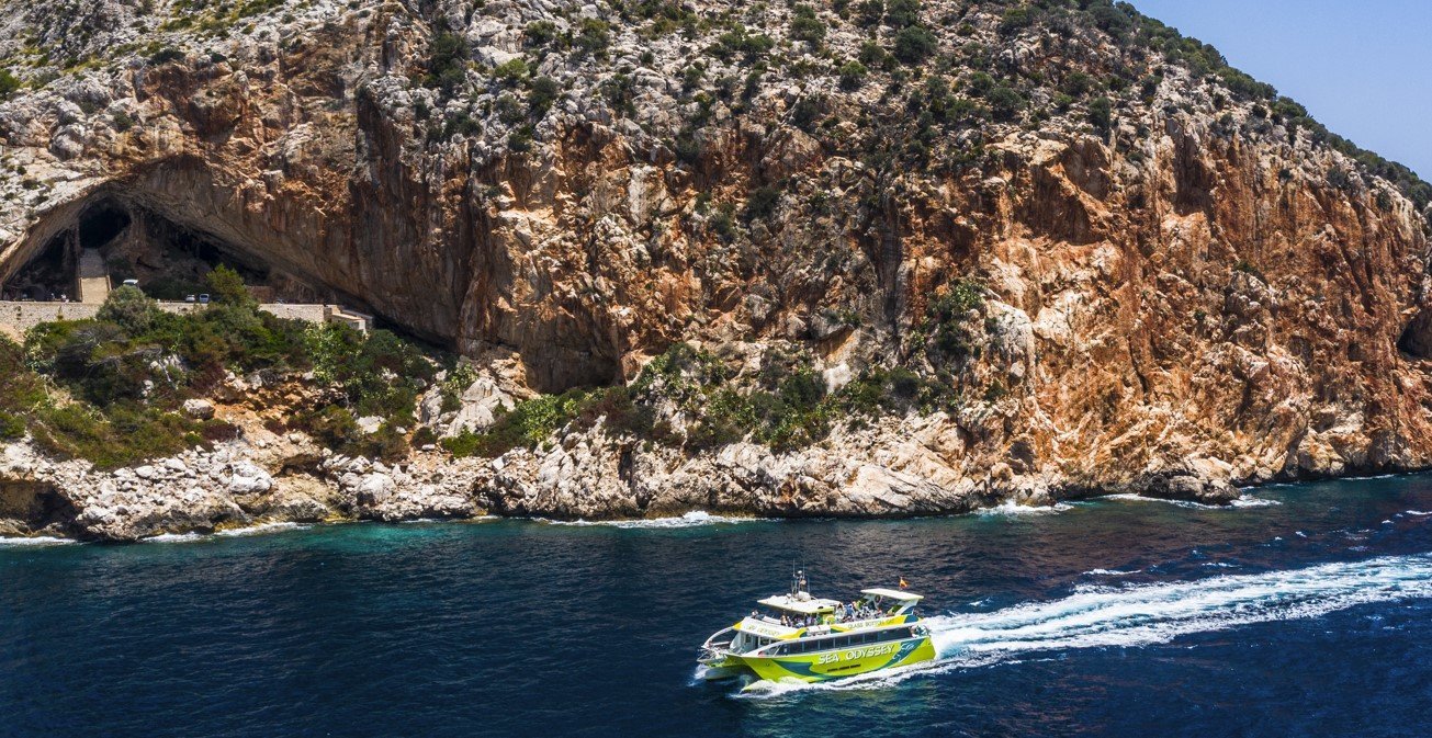 a lo largo de la costa