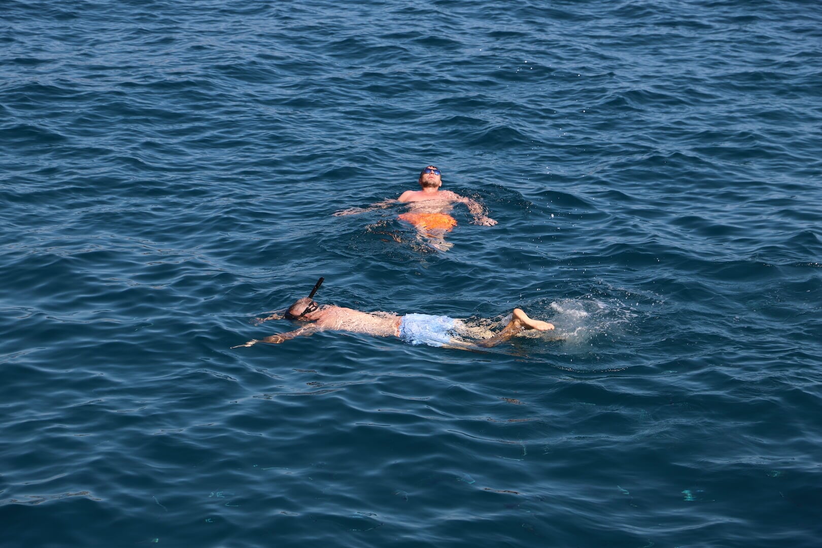 nadando en el mar