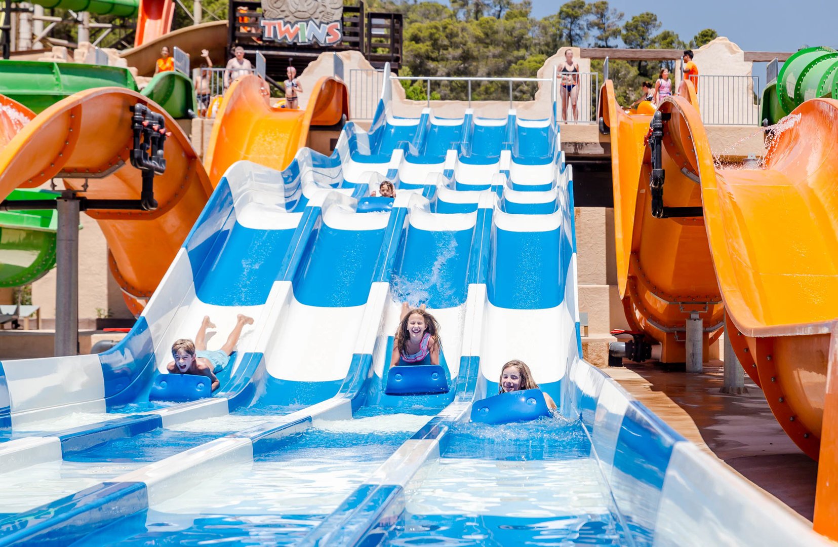 ninios contentos en western