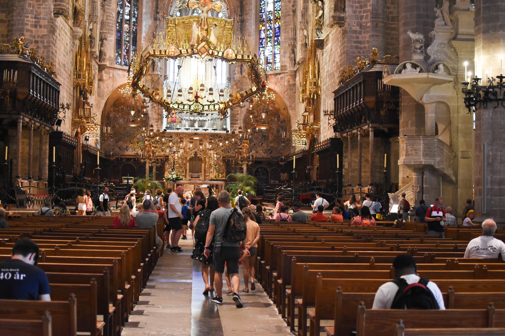 candelabro dentro catedral