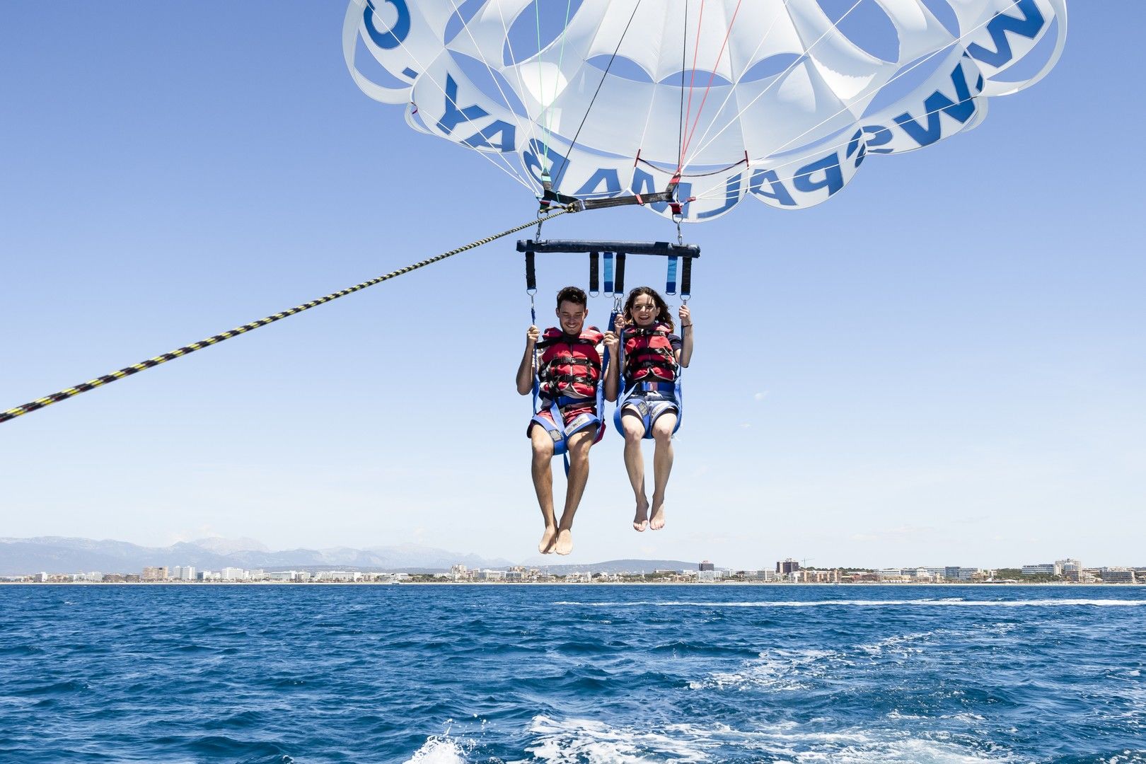 parasailing en la playa de palma