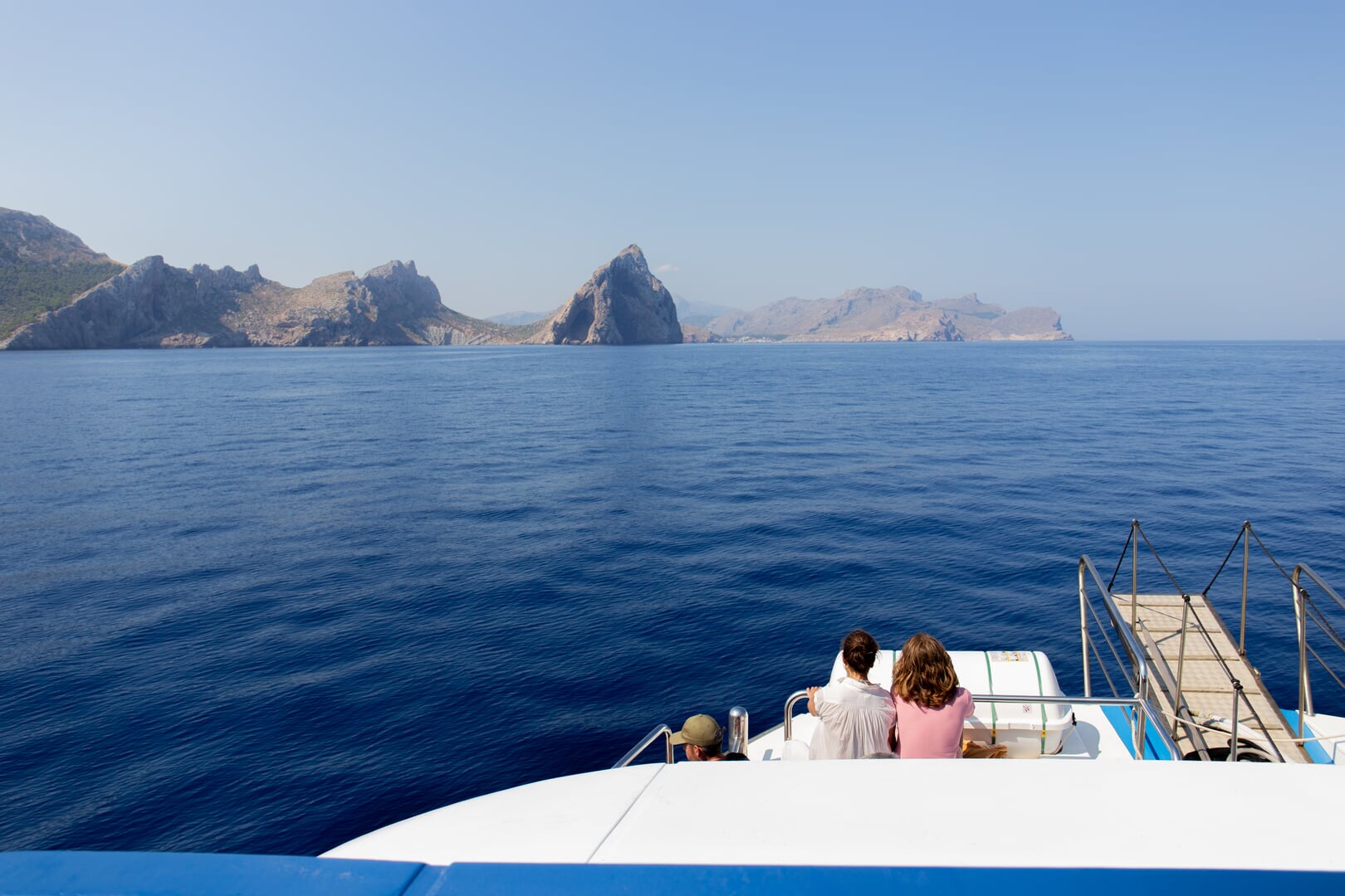parada para bañarse durante paseo en barco a cala san vicente