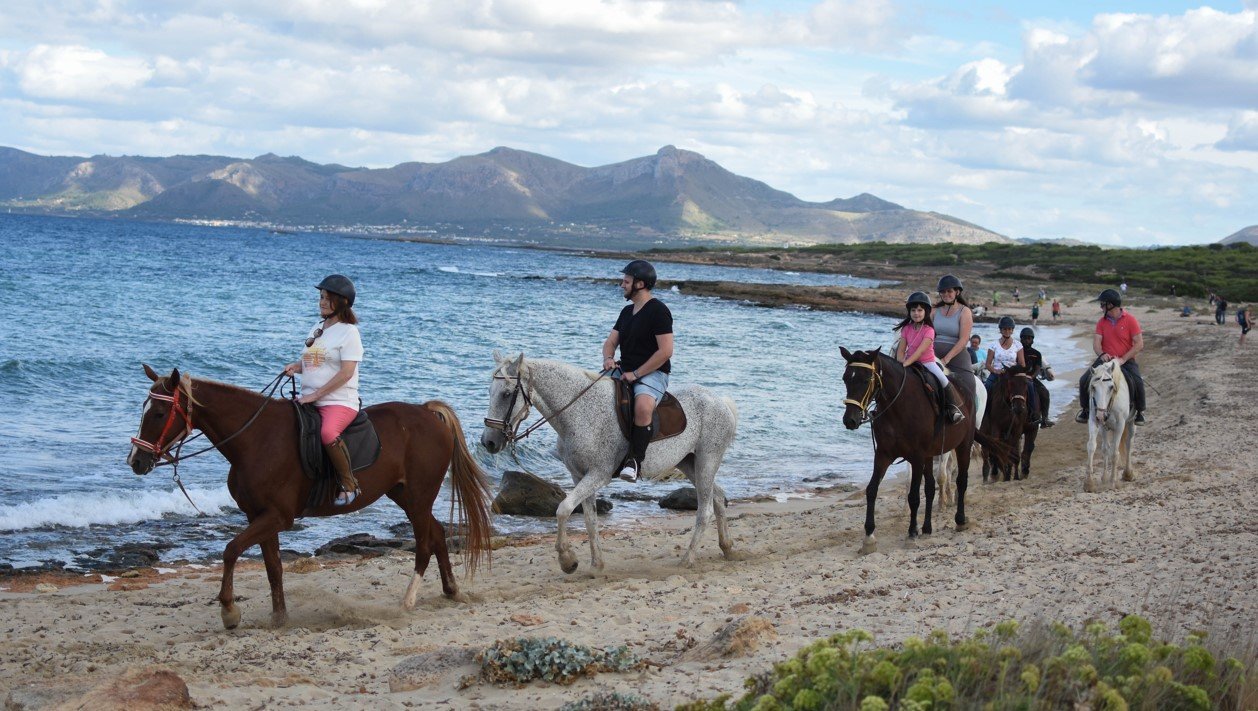 De excursión a caballo en la playa de Son Serra MArina