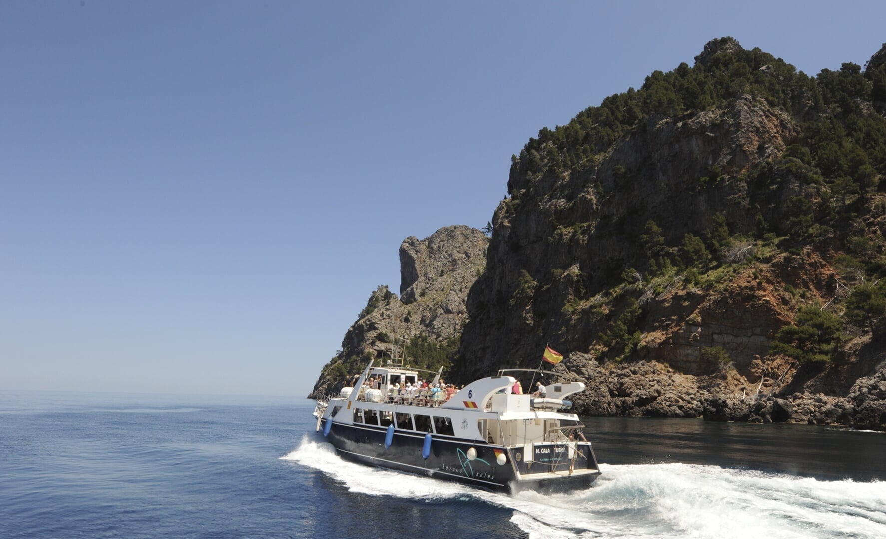 barco a lo largo de la costa