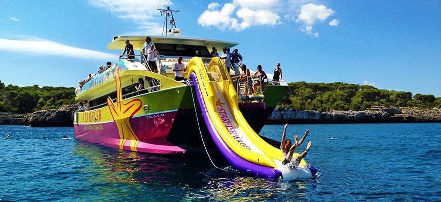 tobogán acuático en el barco