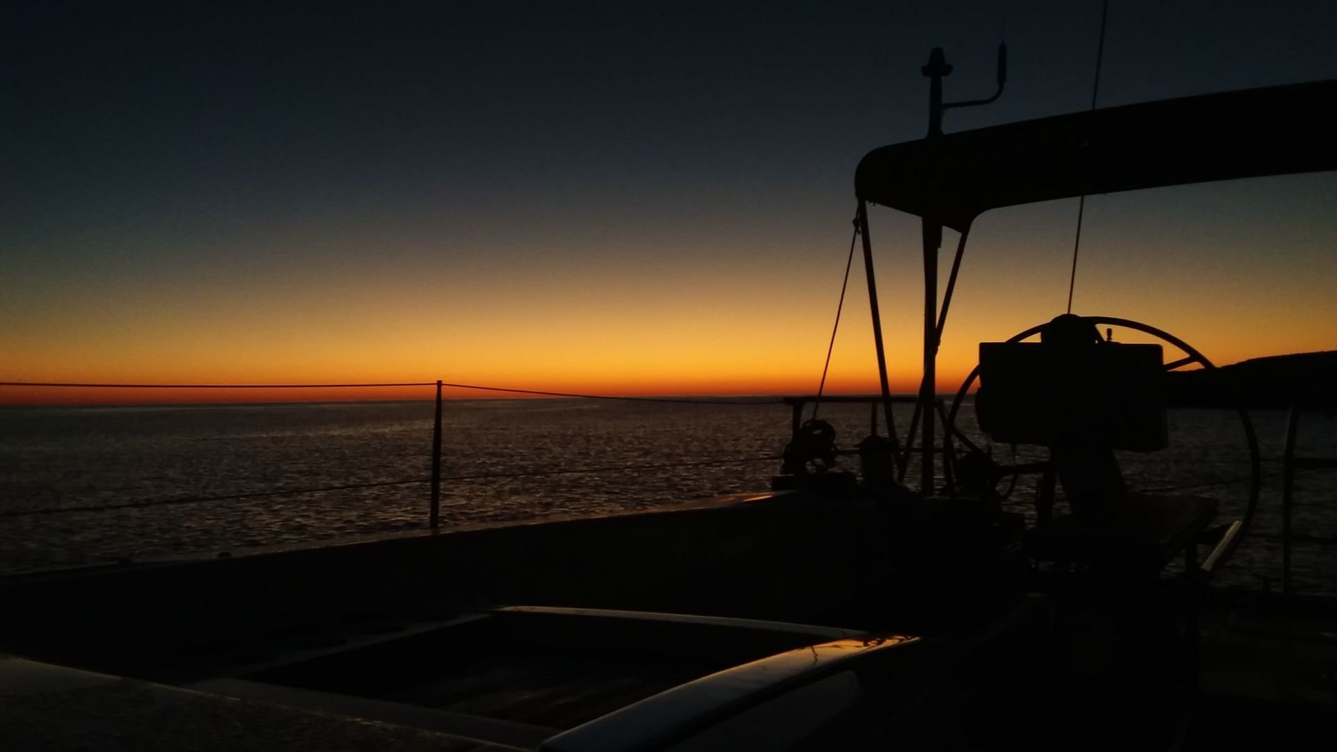 puesta de sol en el velero en pareja