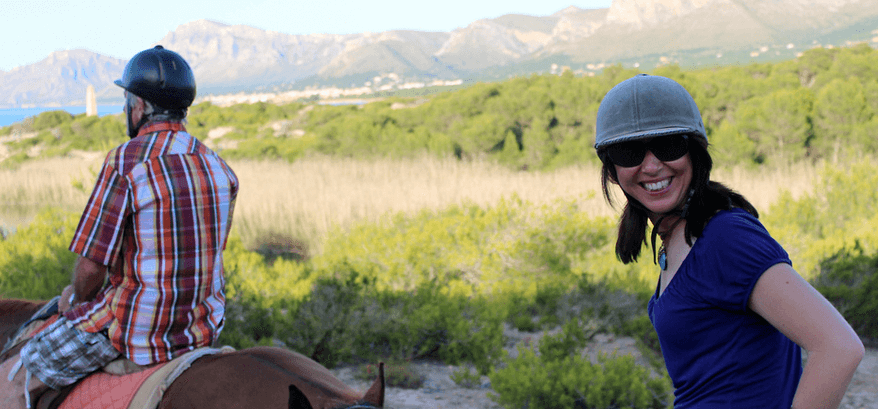 montando a caballo en el rancho grande