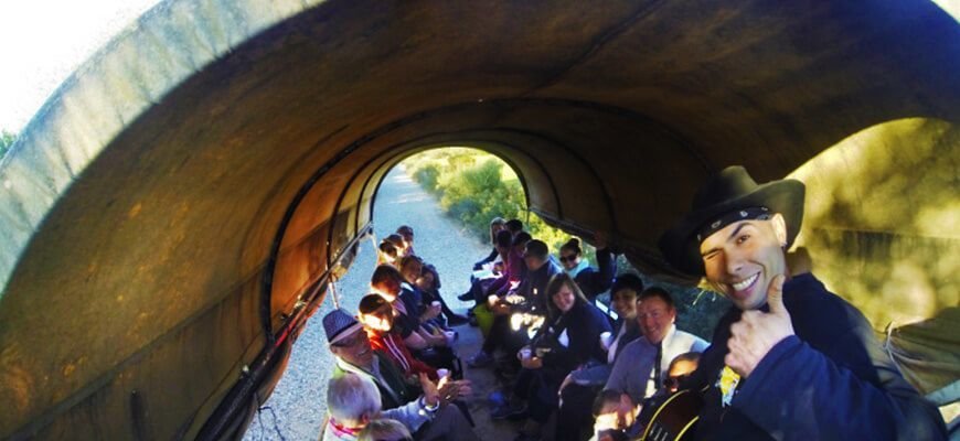 disfrutando a bordo del wagon por el rancho