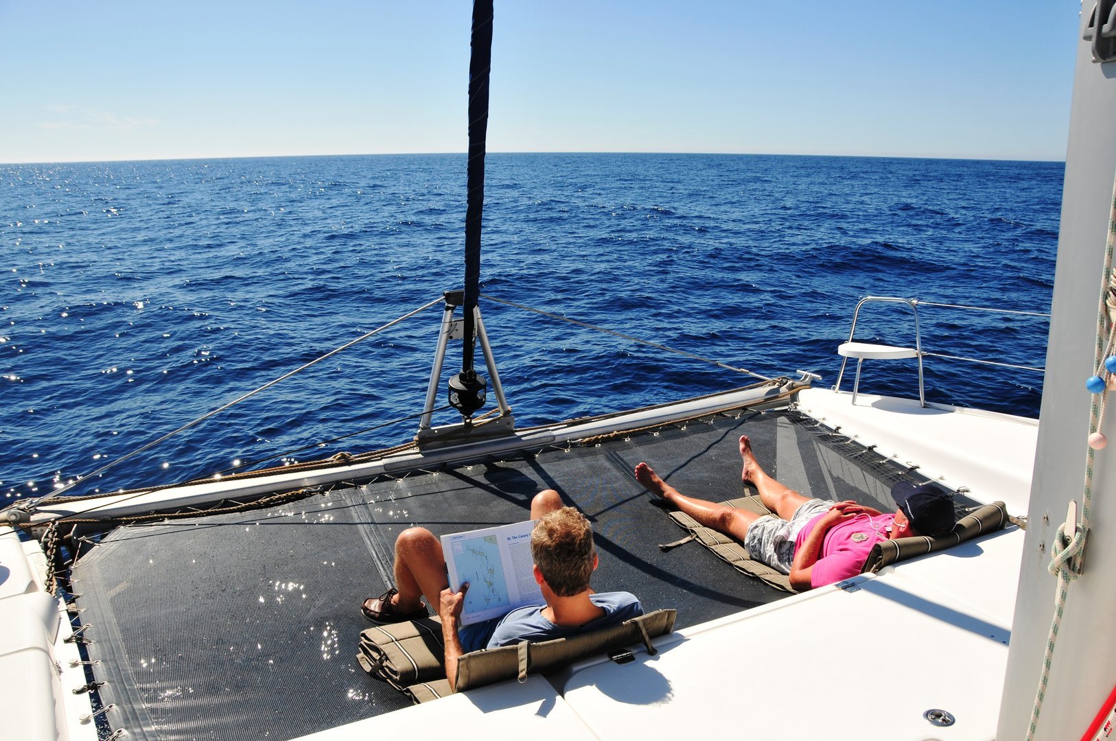 tomando el sol en el catamaran