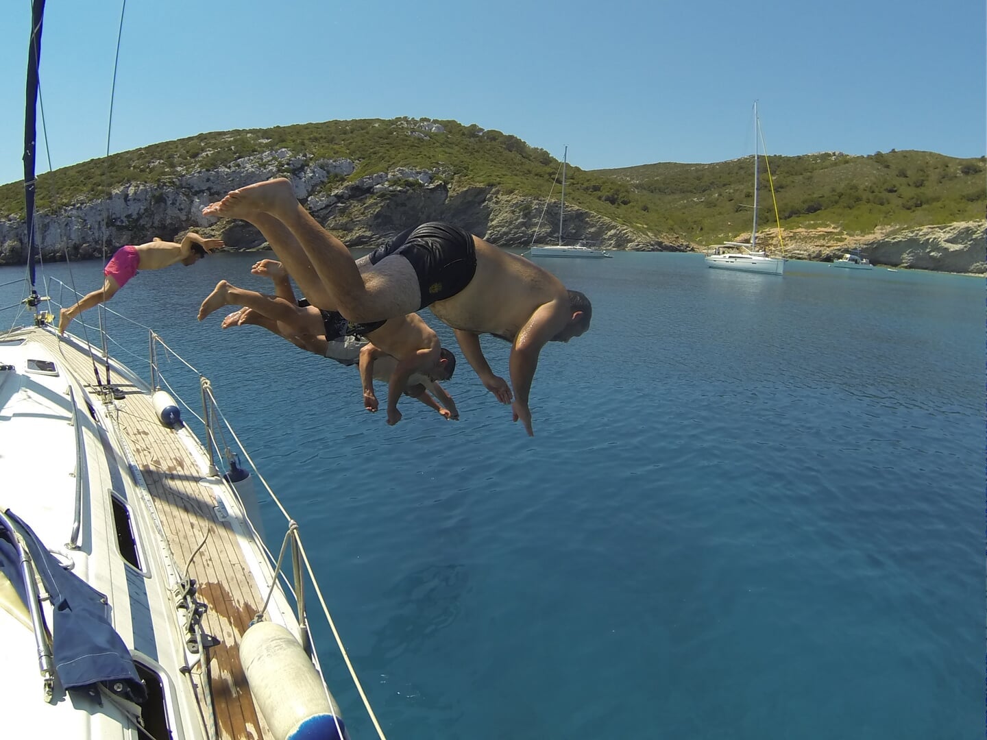 saltar desde el velero al agua